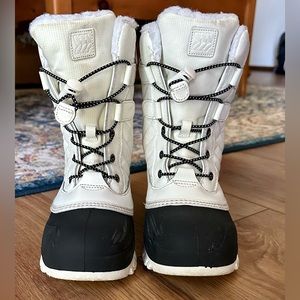 All In motion girls snow boots size 2 white and black thermolite